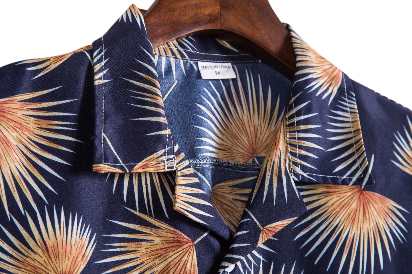 Men's short-sleeve shirt with tropical palm motif and casual fit Ivyshape