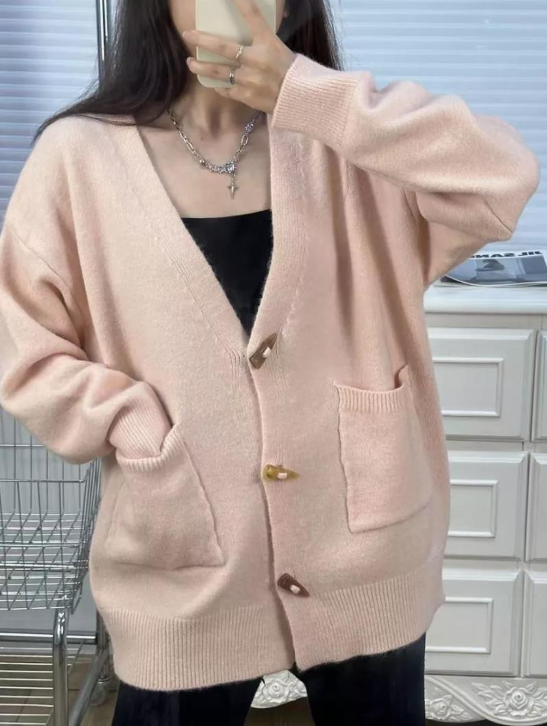 Ladies cardigan with large pockets and elegant V-neck Ivyshape