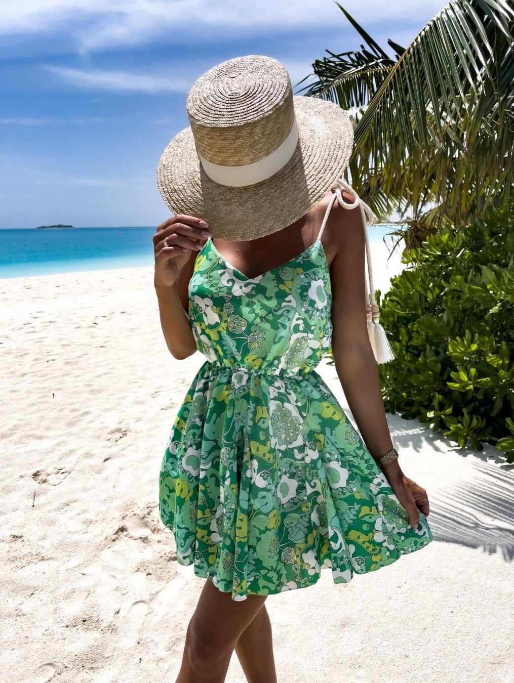 Ladies airy beach dress with floral patterns and sweet cut Ivyshape