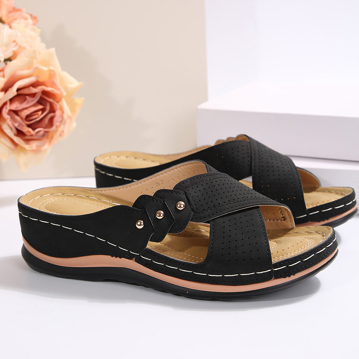 Women Fantastic Comfort Sandals with Breathable Inserts and Fashionable Cut Ivyshape