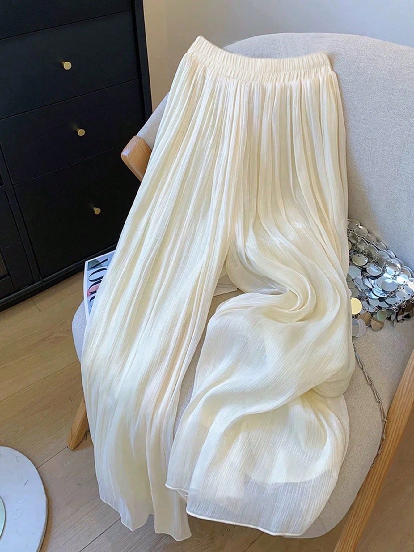 Women's Wide Pleated Trousers made of lightweight material Ivyshape