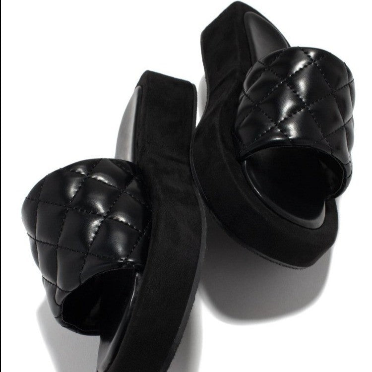 Ladies' clog sandals with fashionable quilted pattern and comfortable sole Ivyshape