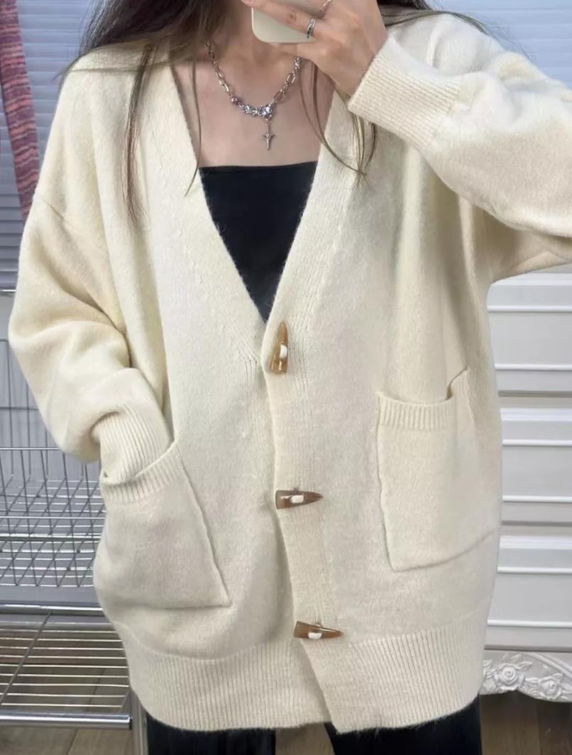 Ladies cardigan with large pockets and elegant V-neck Ivyshape