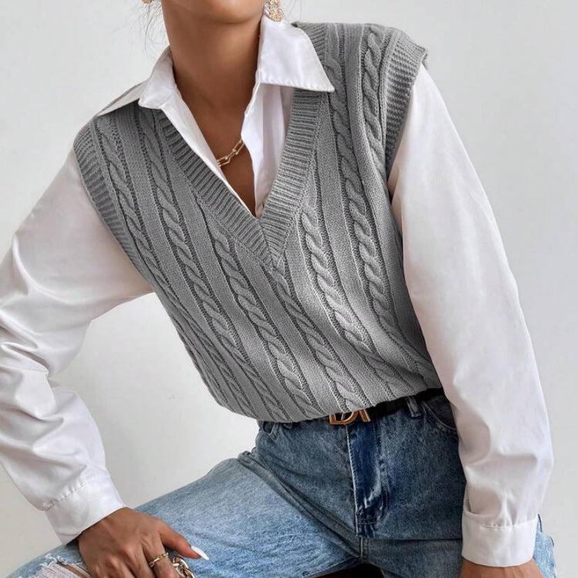 Women's knit vest with V-neck and exclusive cable pattern Ivyshape