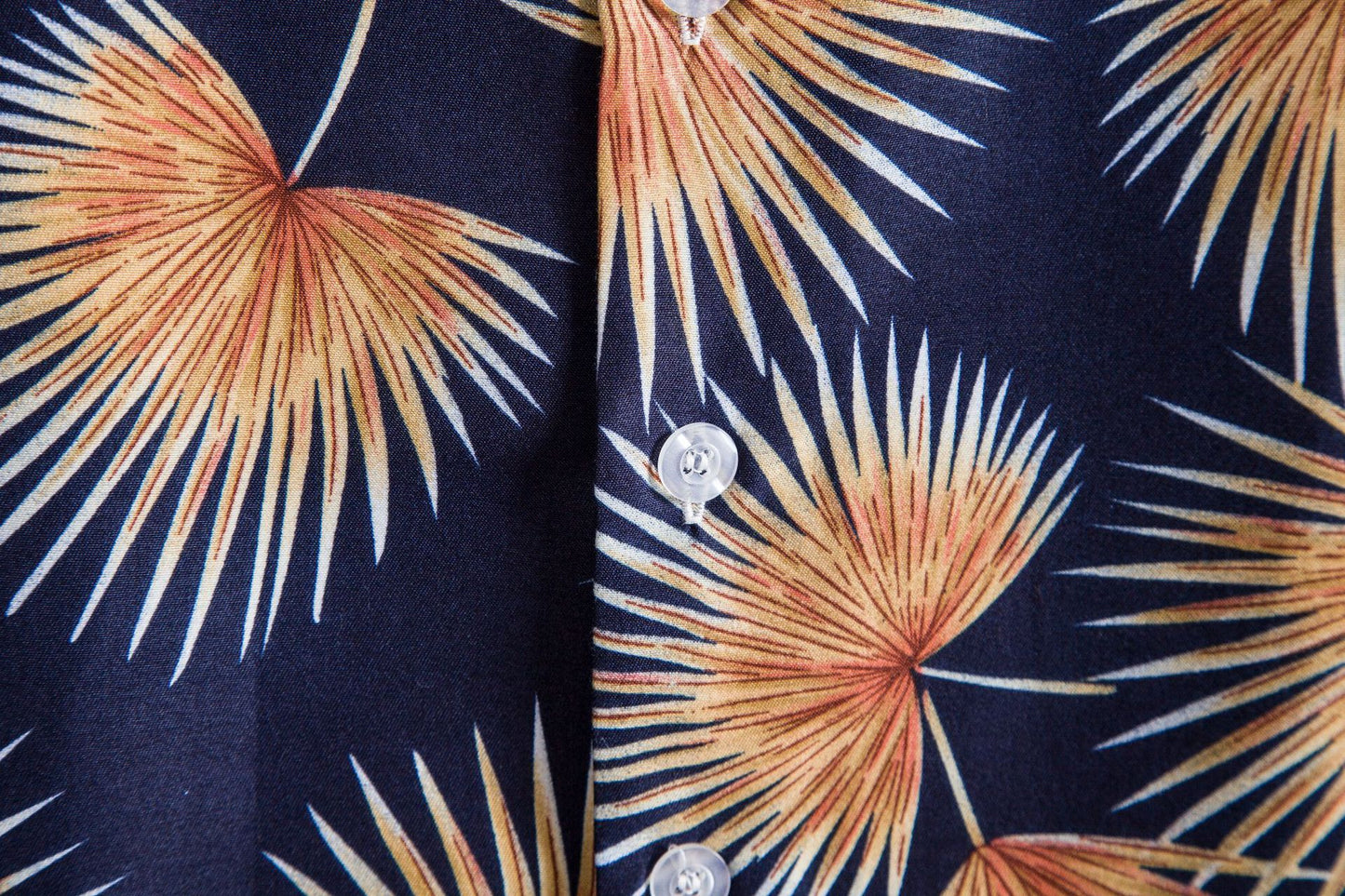 Men's short-sleeve shirt with tropical palm motif and casual fit Ivyshape