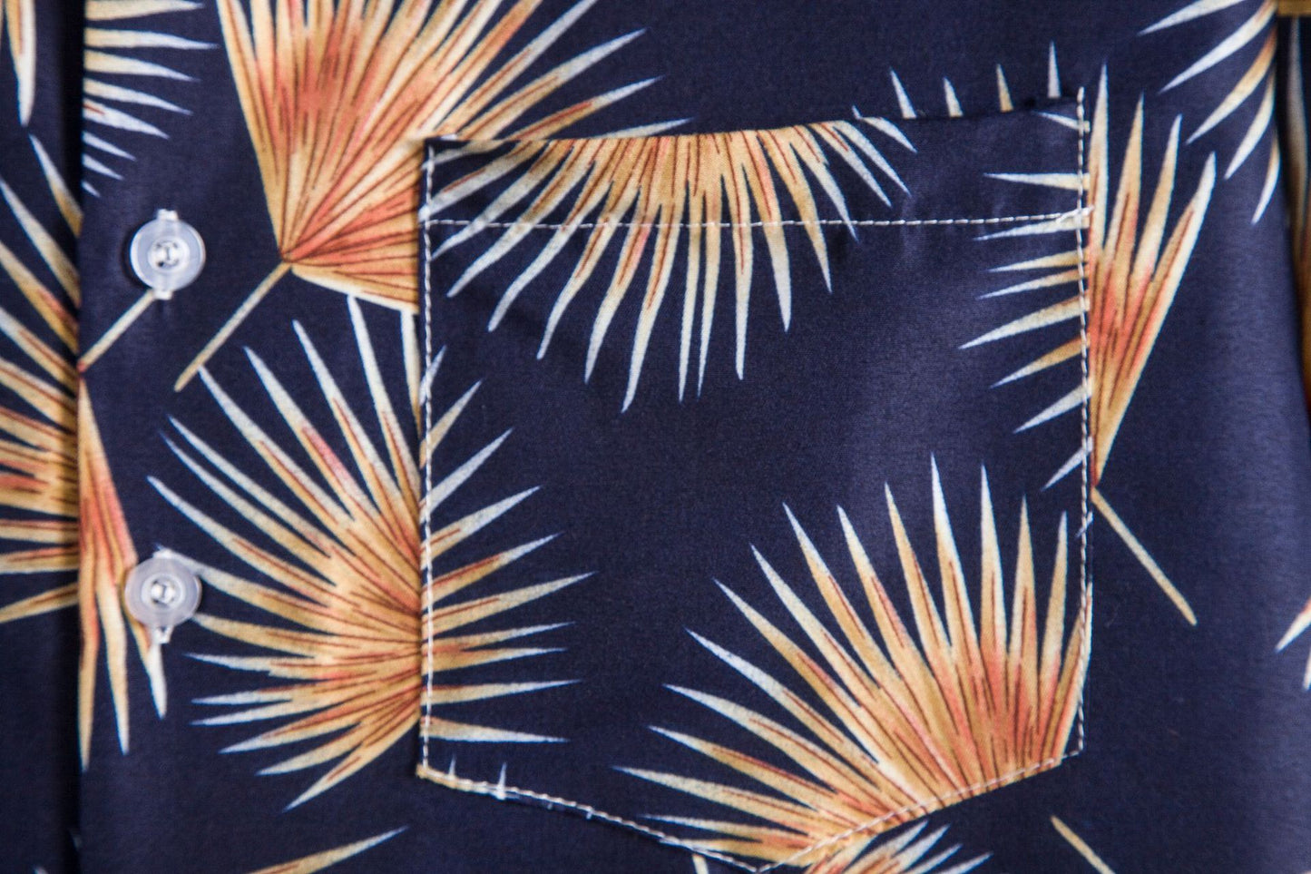 Men's short-sleeve shirt with tropical palm motif and casual fit Ivyshape