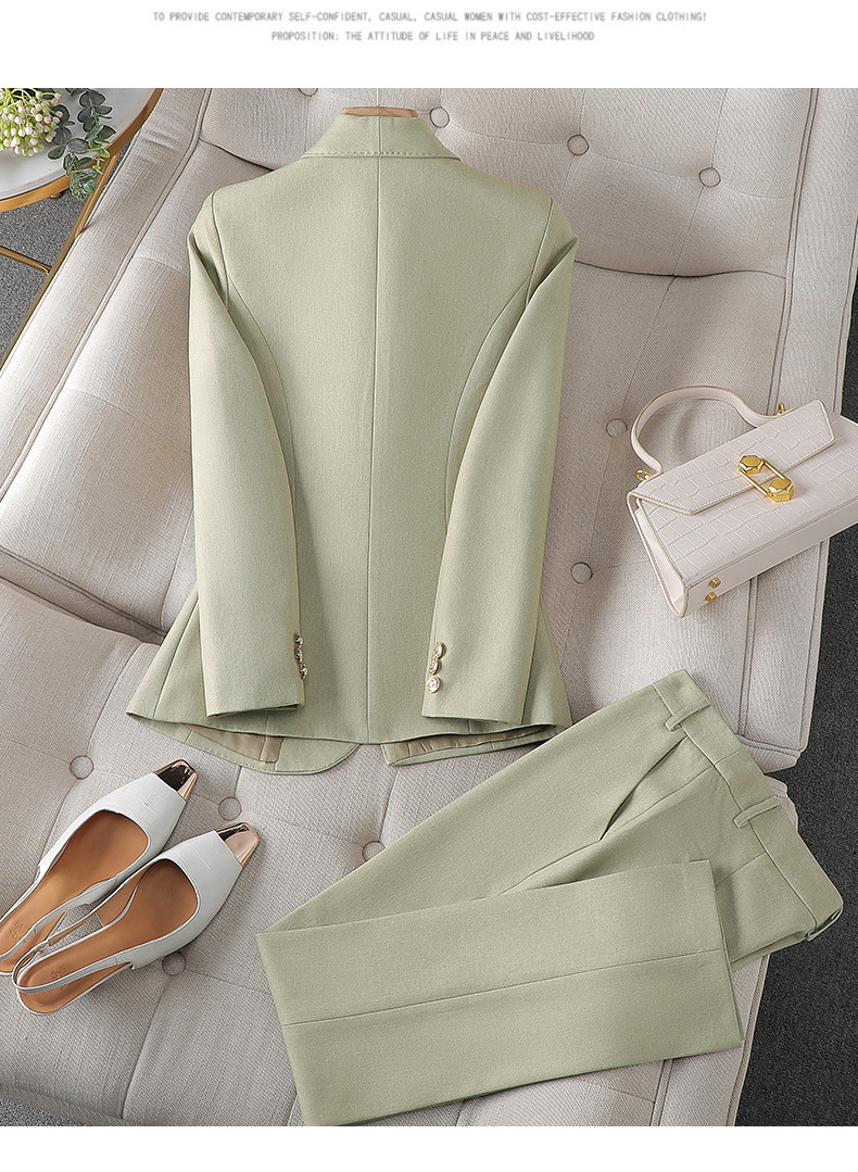 Ein stylischer hellgrüner Blazer und eine passende Hose auf neutralem Untergrund, dazu eine kleine Handtasche und ein Paar weiße Sandalen.