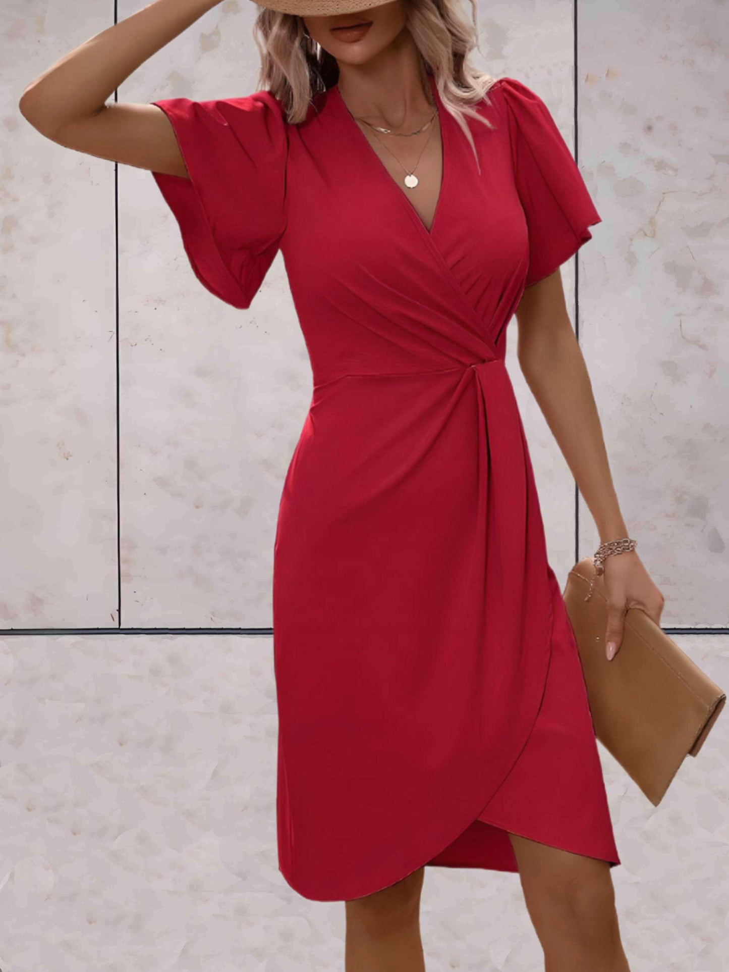 Figure-hugging women's dress with flared sleeves