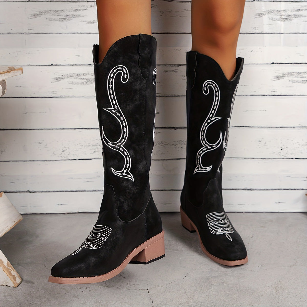Ladies' boots with curved embroidery and block heel Ivyshape