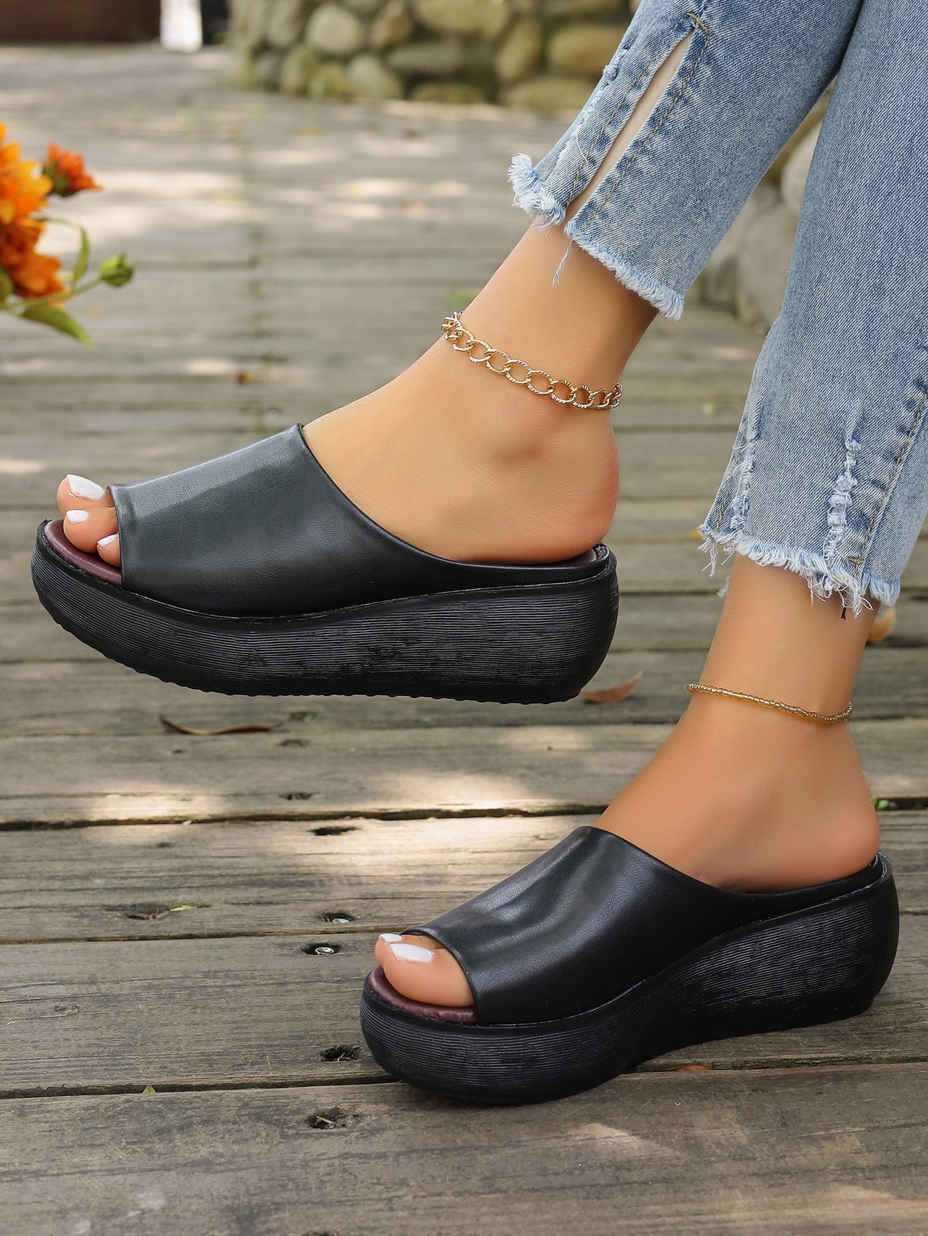 Ladies' platform slipper with smooth upper material and ergonomic footbed Ivyshape