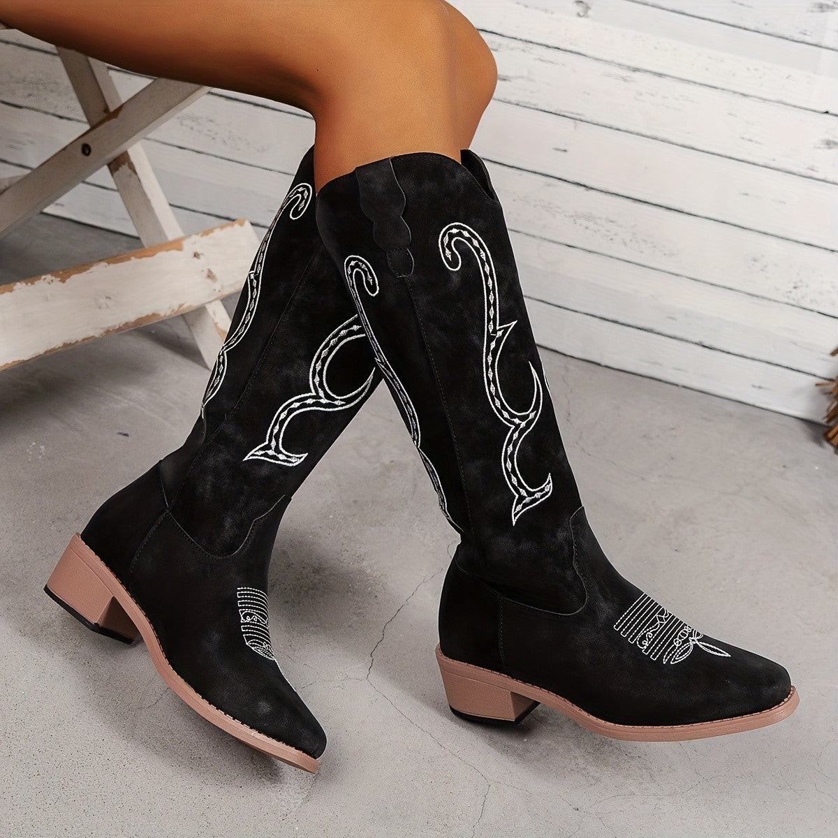 Ladies' boots with curved embroidery and block heel Ivyshape