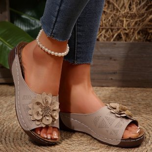 Ladies sandals with fashionable floral design and ergonomic footbed Ivyshape
