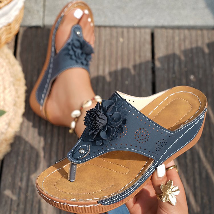 Women's wedge sandals with stylish floral details and ergonomic footbed Ivyshape