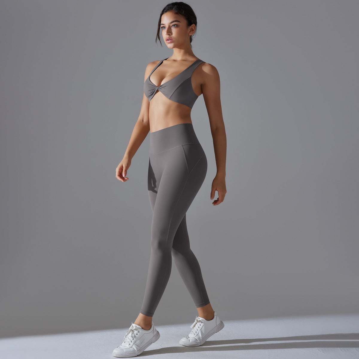 Women's sports bra with elegant twist design and high-waisted leggings Ivyshape