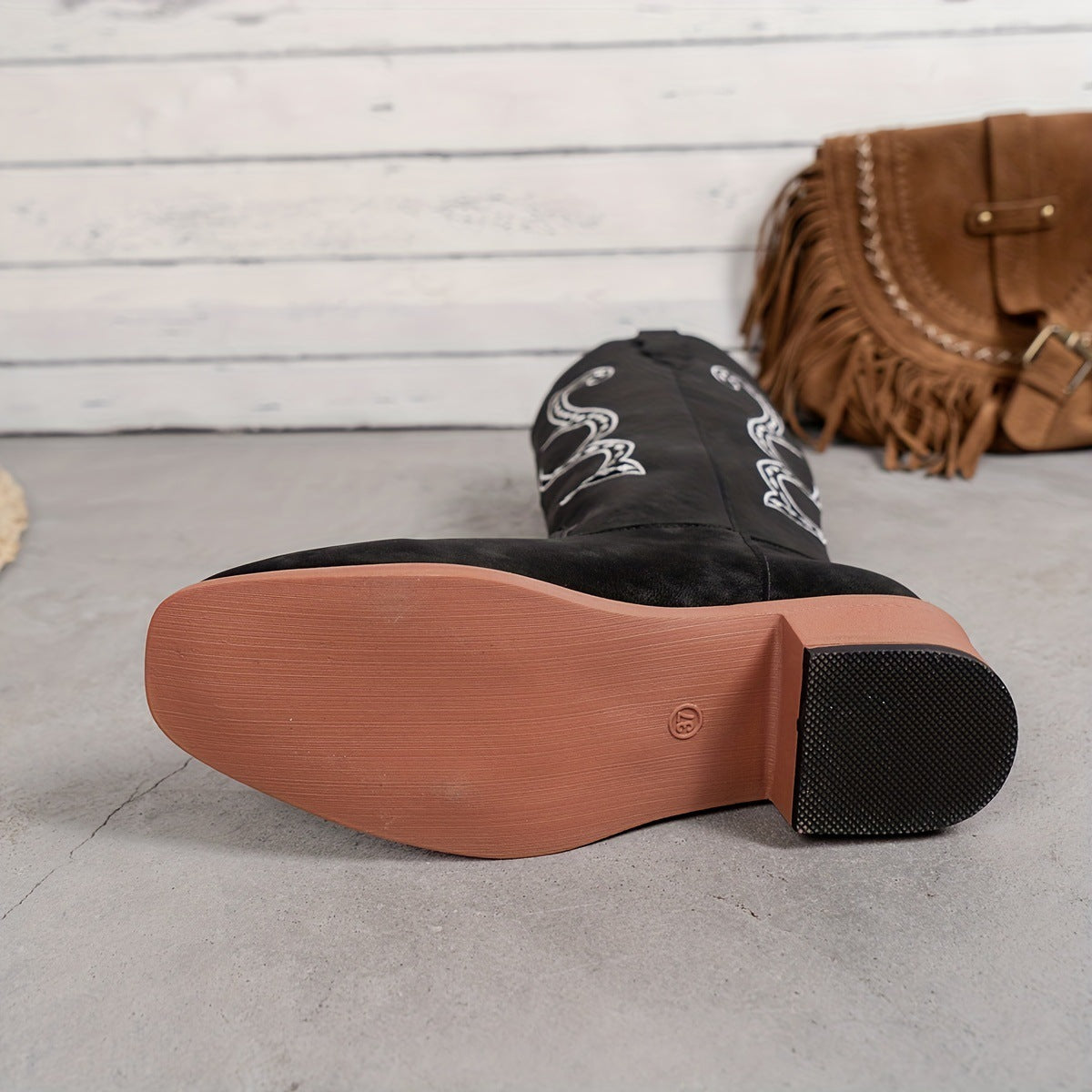 Ladies' boots with curved embroidery and block heel Ivyshape