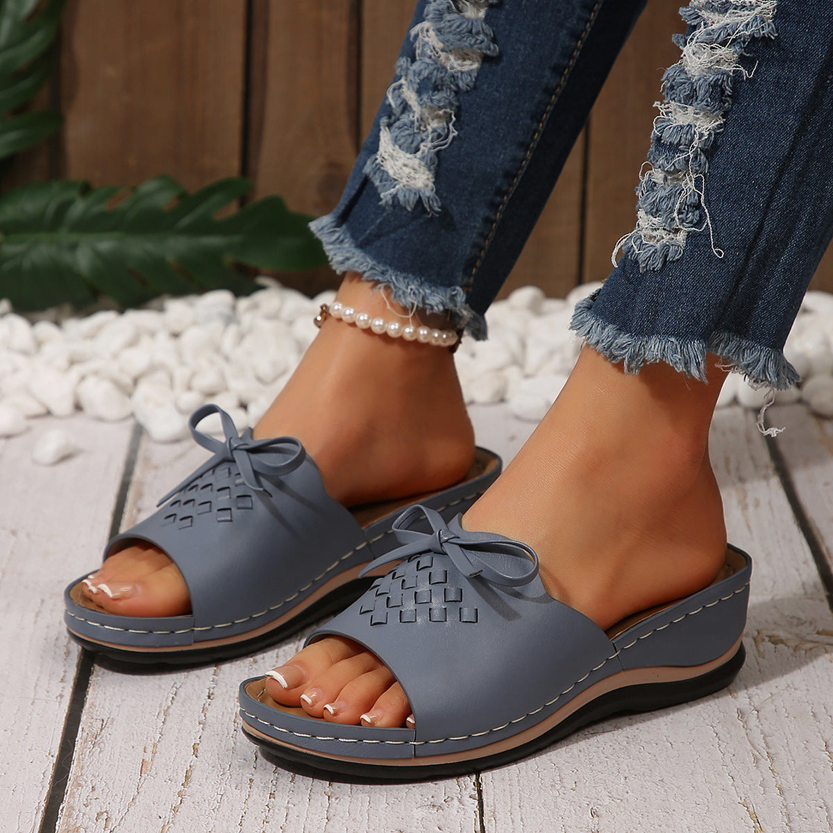 Women's clogs with braided strap design and comfortable sole Ivyshape