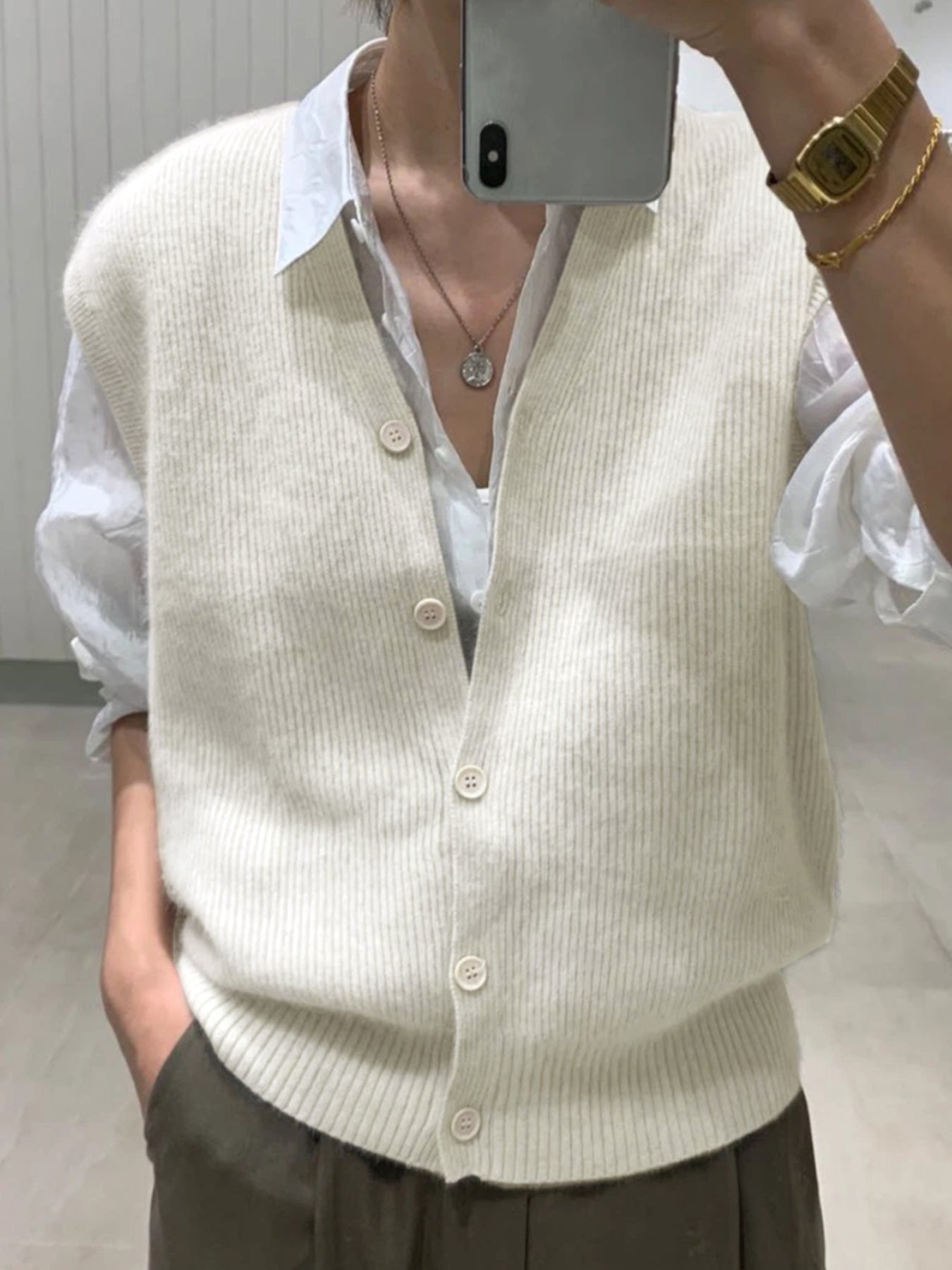 Women's knit vest with classic ribbed pattern Ivyshape