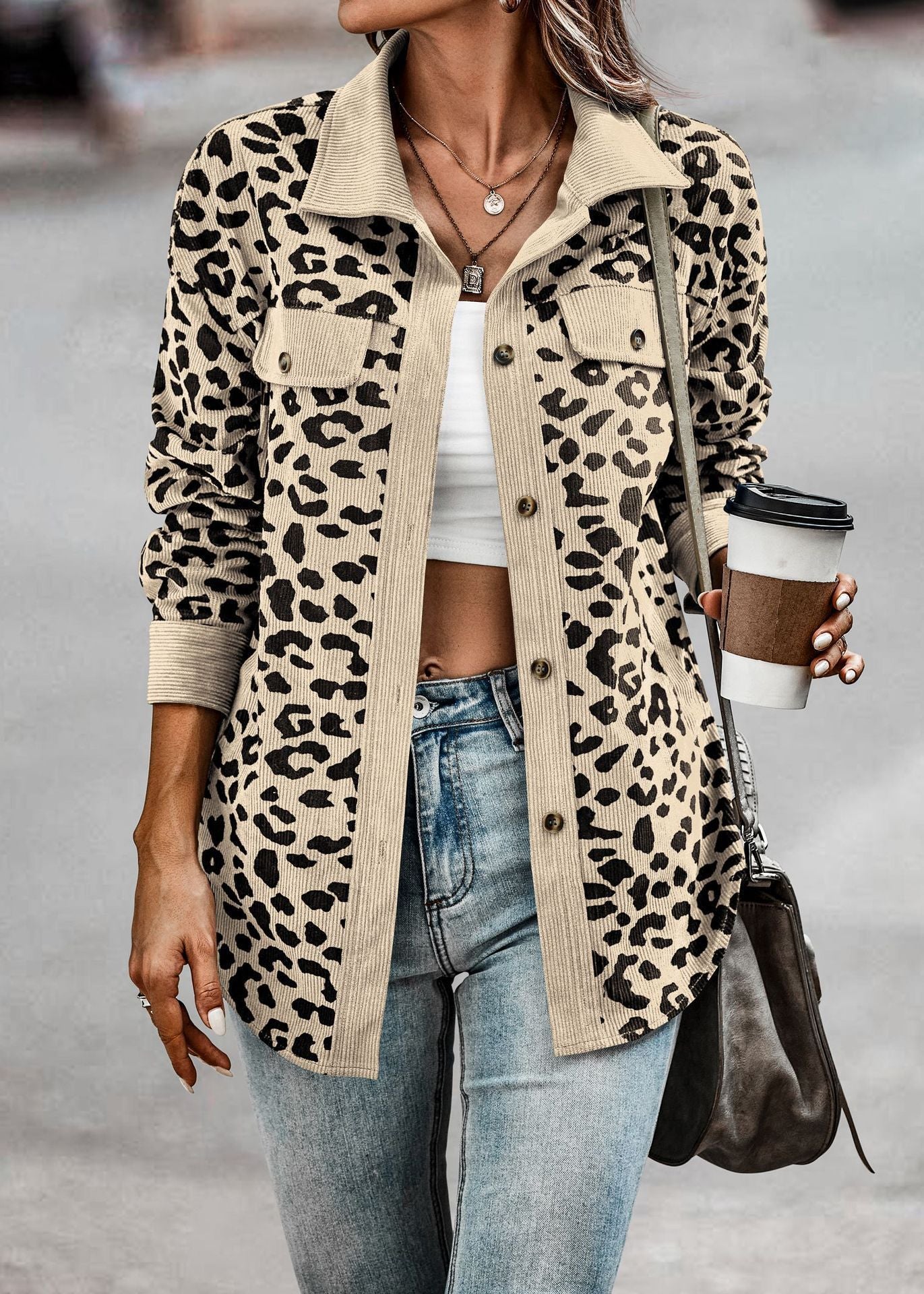 Women's jacket in leopard print with textured fabric and practical pockets Ivyshape