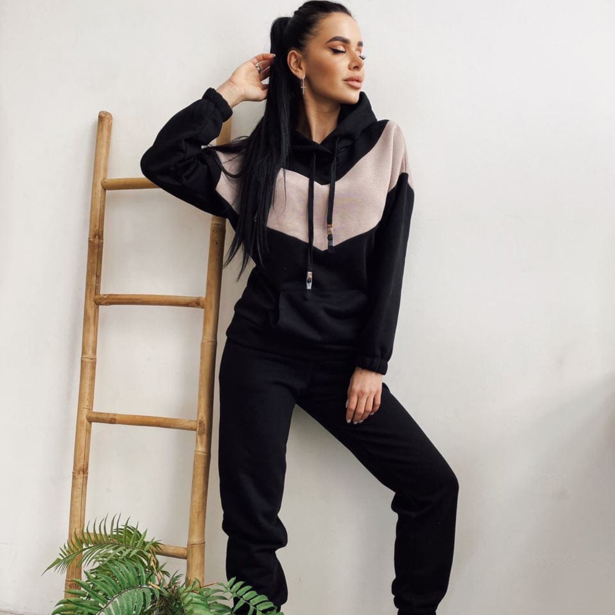 Women's sporty set made of fleece hoodie and joggers with hybrid design Ivyshape