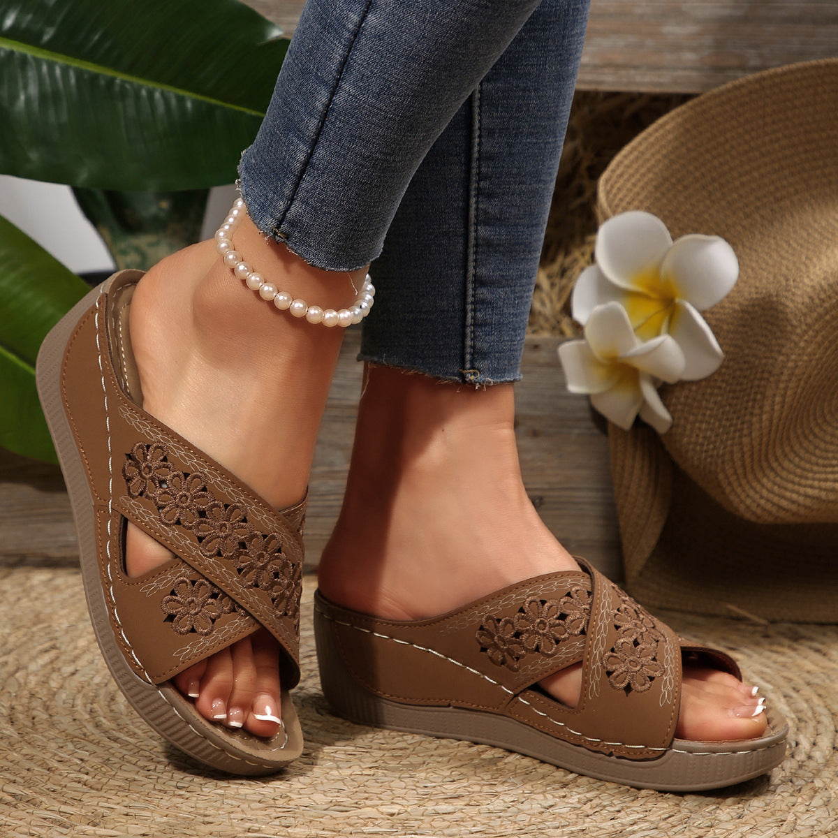 Ladies' design mules with floral embroidery and comfortable sole Ivyshape
