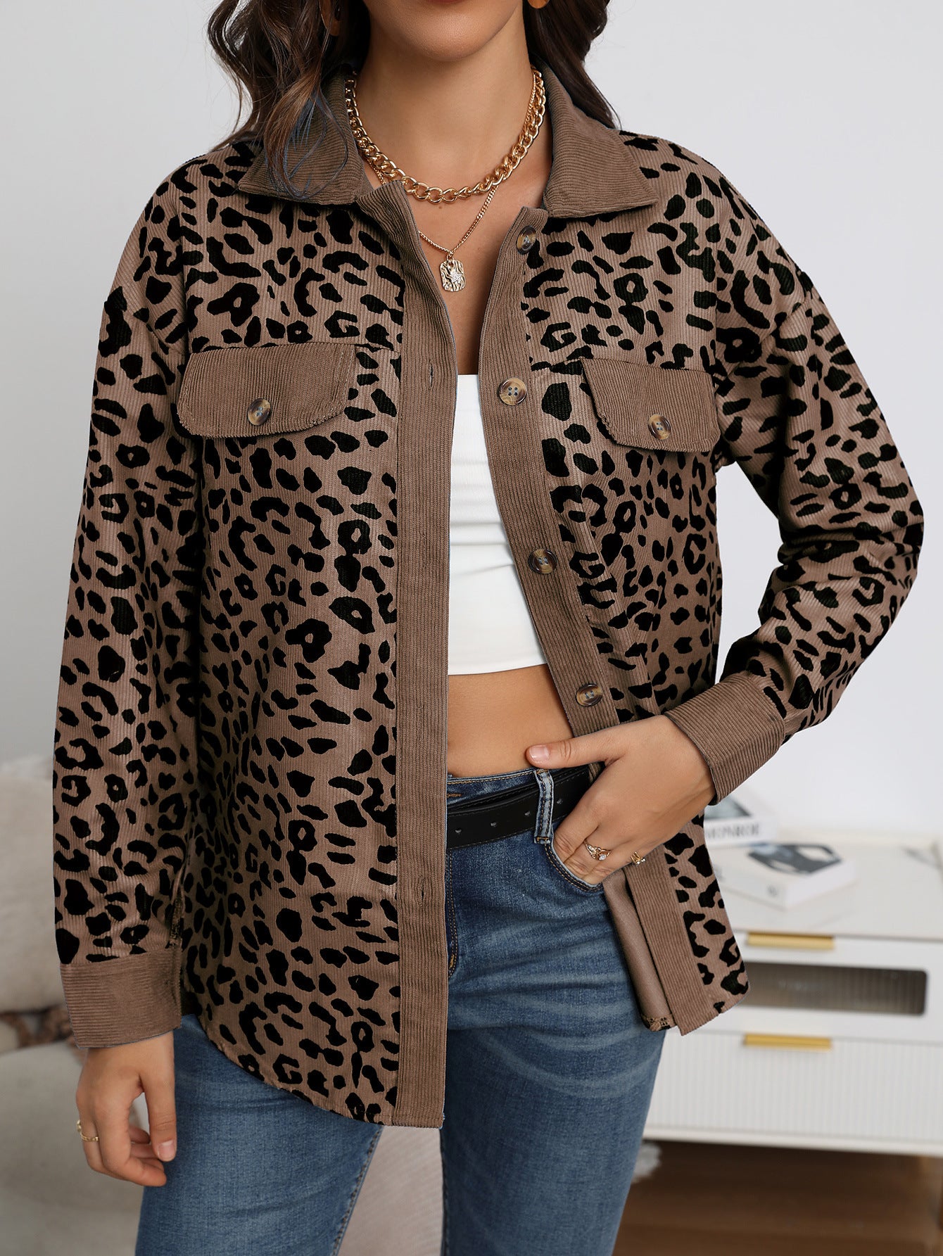 Women's jacket in leopard print with textured fabric and practical pockets Ivyshape