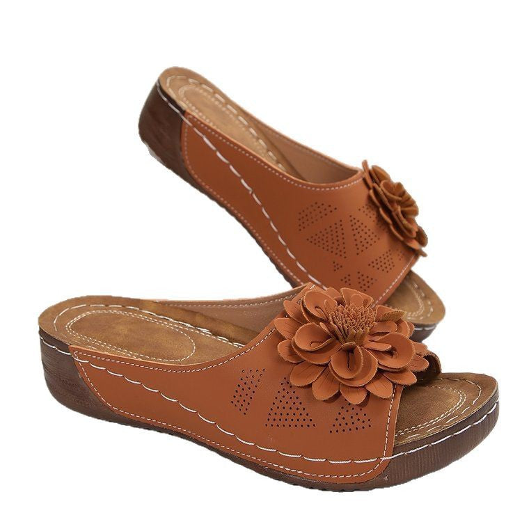 Ladies sandals with fashionable floral design and ergonomic footbed Ivyshape