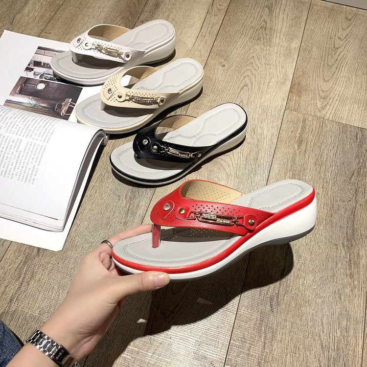 Ladies fashion-friendly thong sandals with ergonomic footbed and fashionable accents Ivyshape