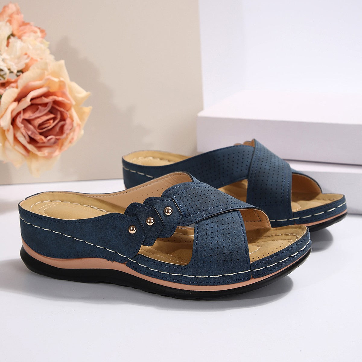 Women Fantastic Comfort Sandals with Breathable Inserts and Fashionable Cut Ivyshape