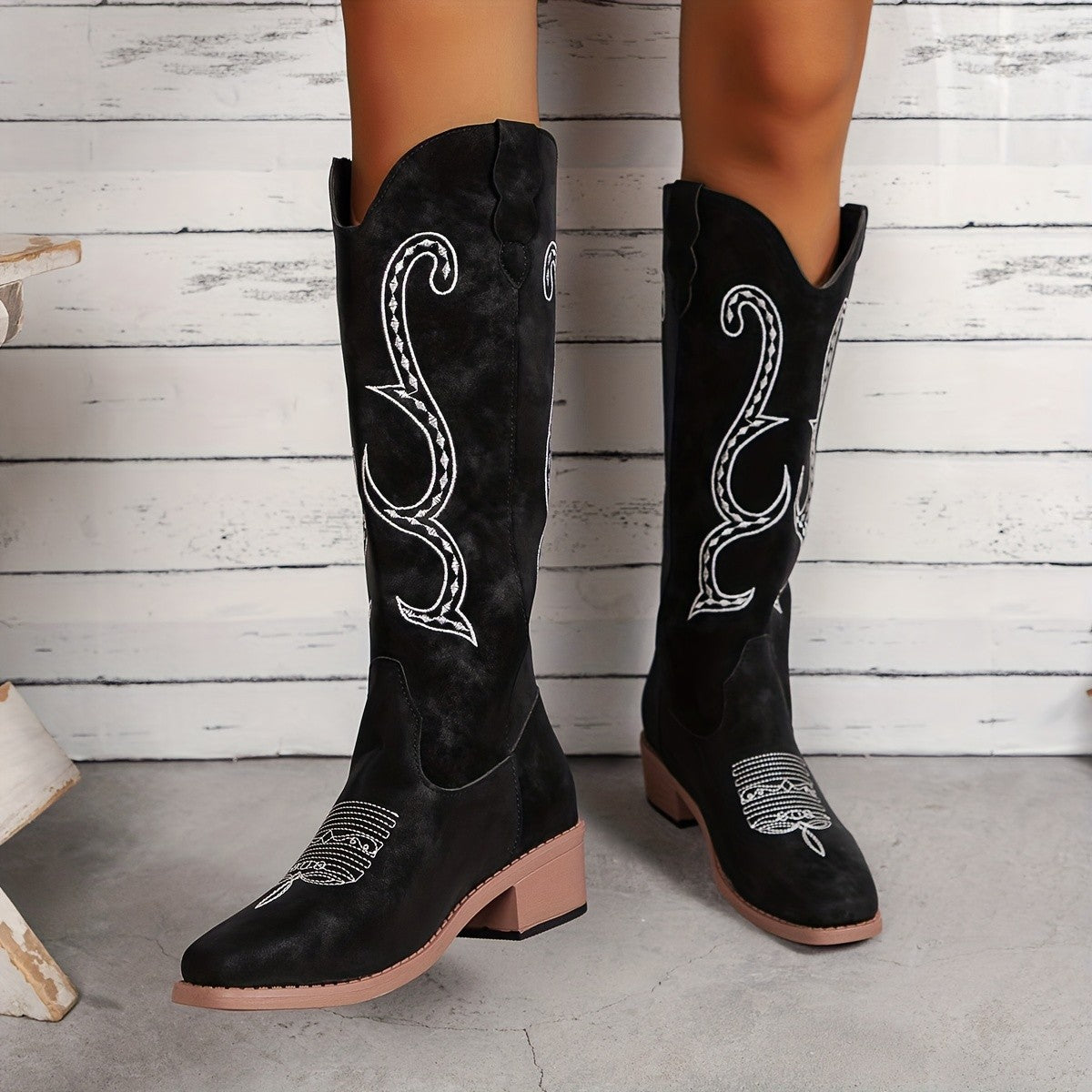 Ladies' boots with curved embroidery and block heel Ivyshape
