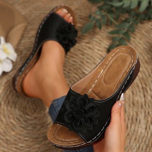 Ladies sandals with fashionable floral design and ergonomic footbed Ivyshape
