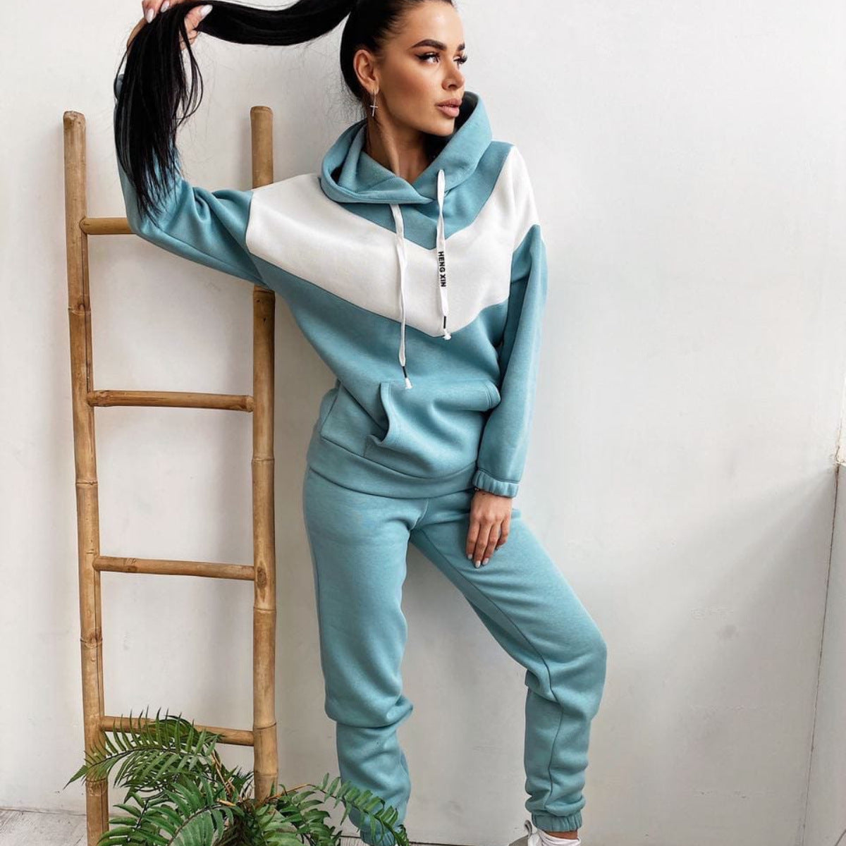 Women's sporty set made of fleece hoodie and joggers with hybrid design Ivyshape