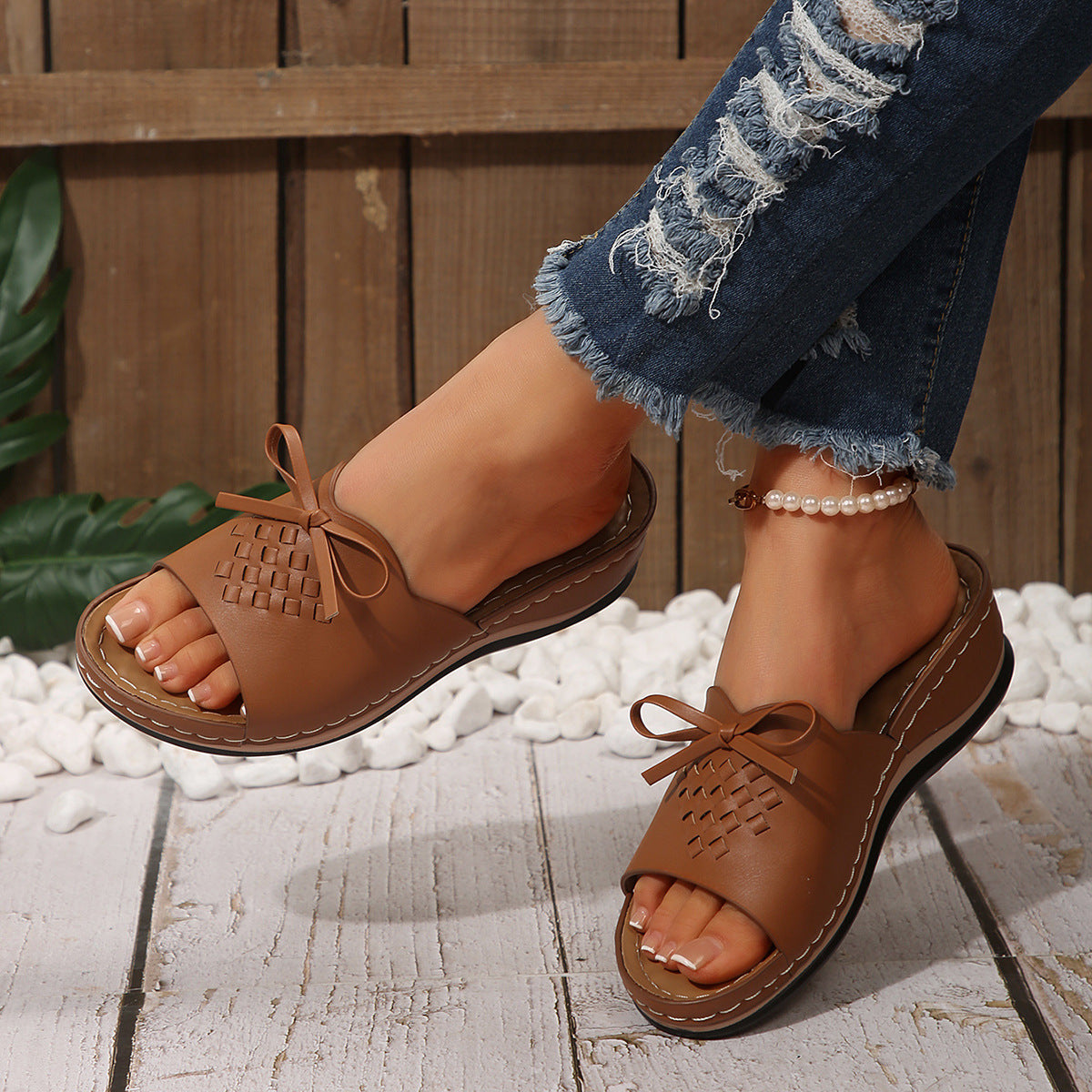Women's clogs with braided strap design and comfortable sole Ivyshape