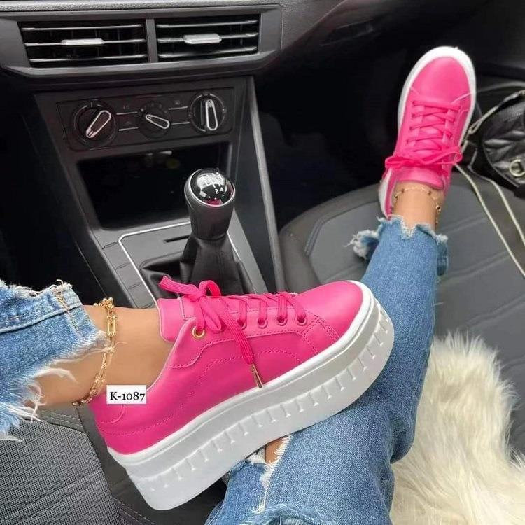 Women's platform sneakers with glossy surface texture and non-slip sole Ivyshape