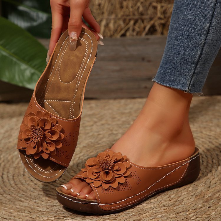 Ladies sandals with fashionable floral design and ergonomic footbed Ivyshape