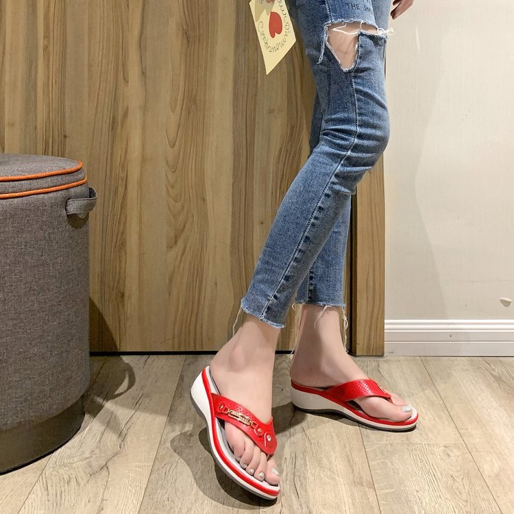 Ladies fashion-friendly thong sandals with ergonomic footbed and fashionable accents Ivyshape