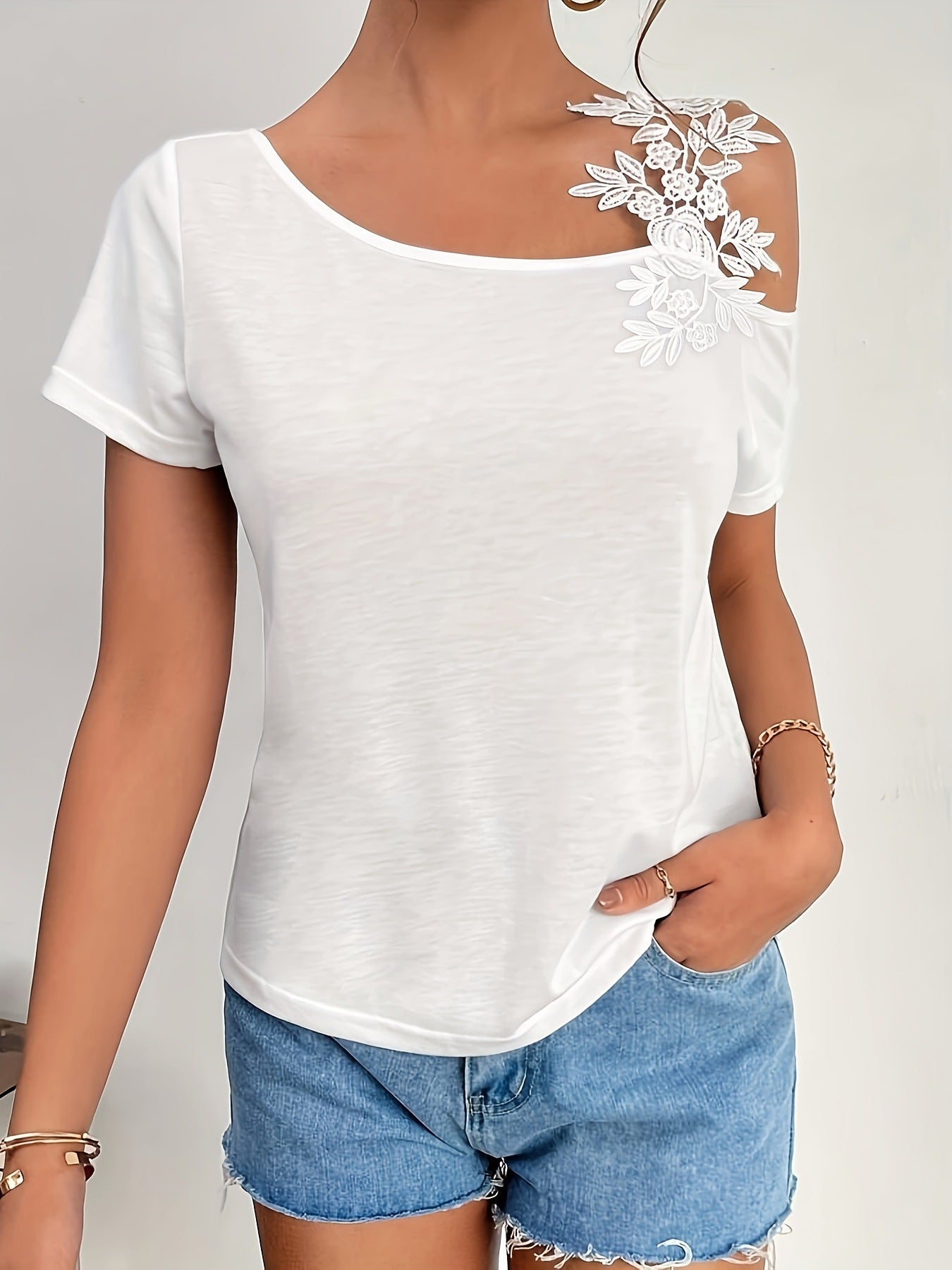 Women elegant T-shirt with flower embroidery Ivyshape