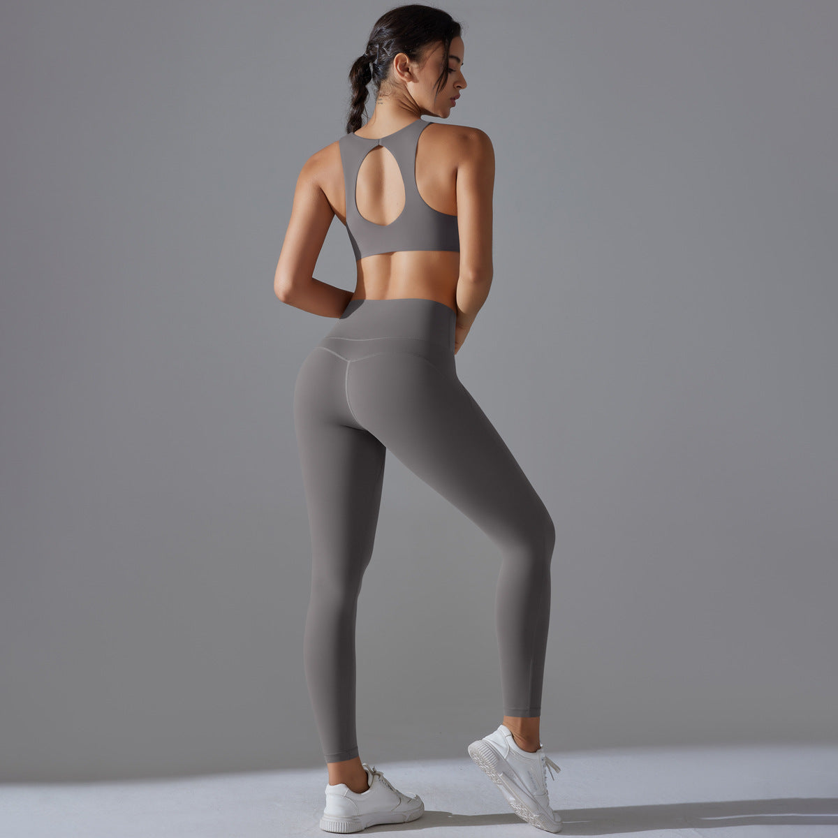 Women's sports bra with elegant twist design and high-waisted leggings Ivyshape
