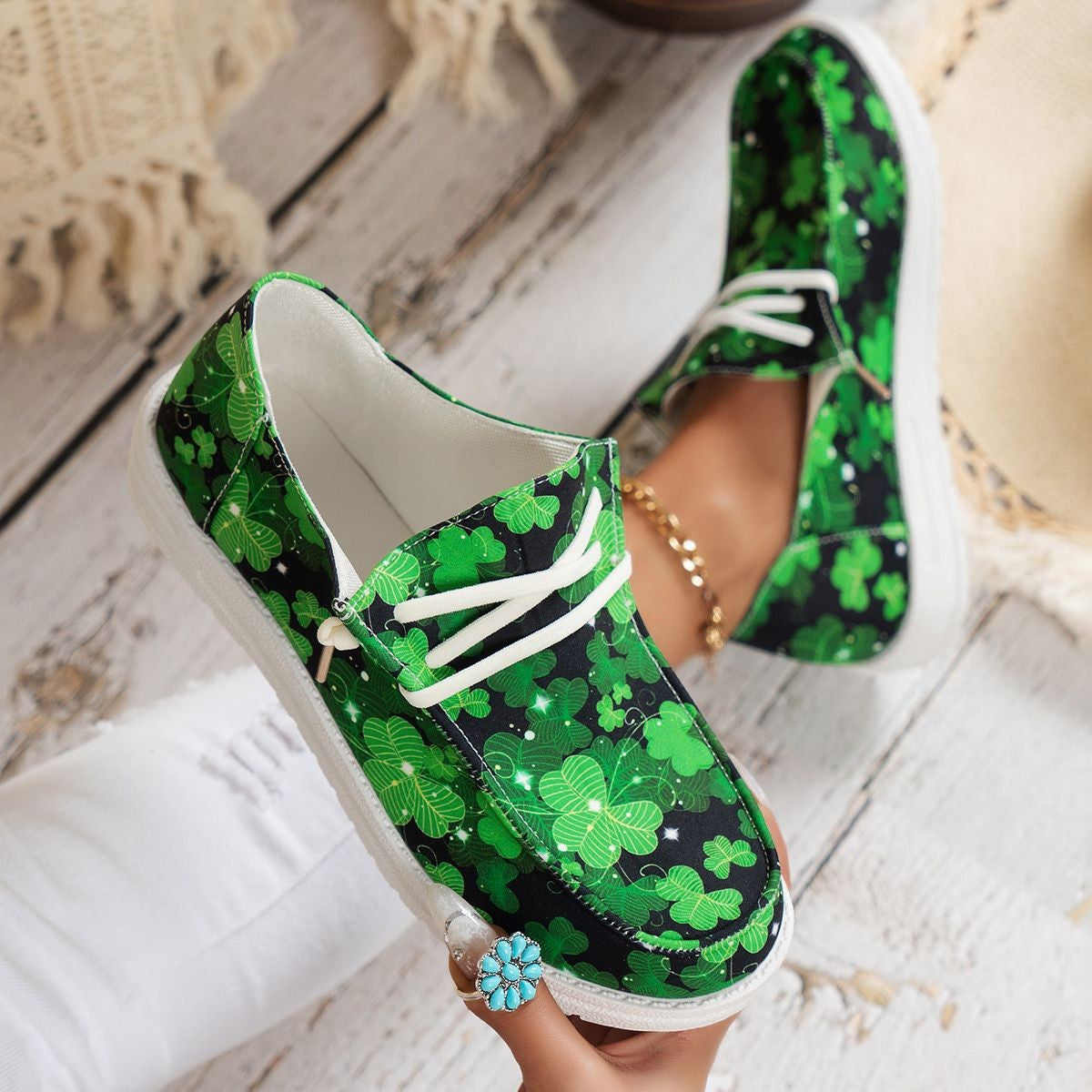 Ladies casual shoes with cheerful cloverleaf design Ivyshape