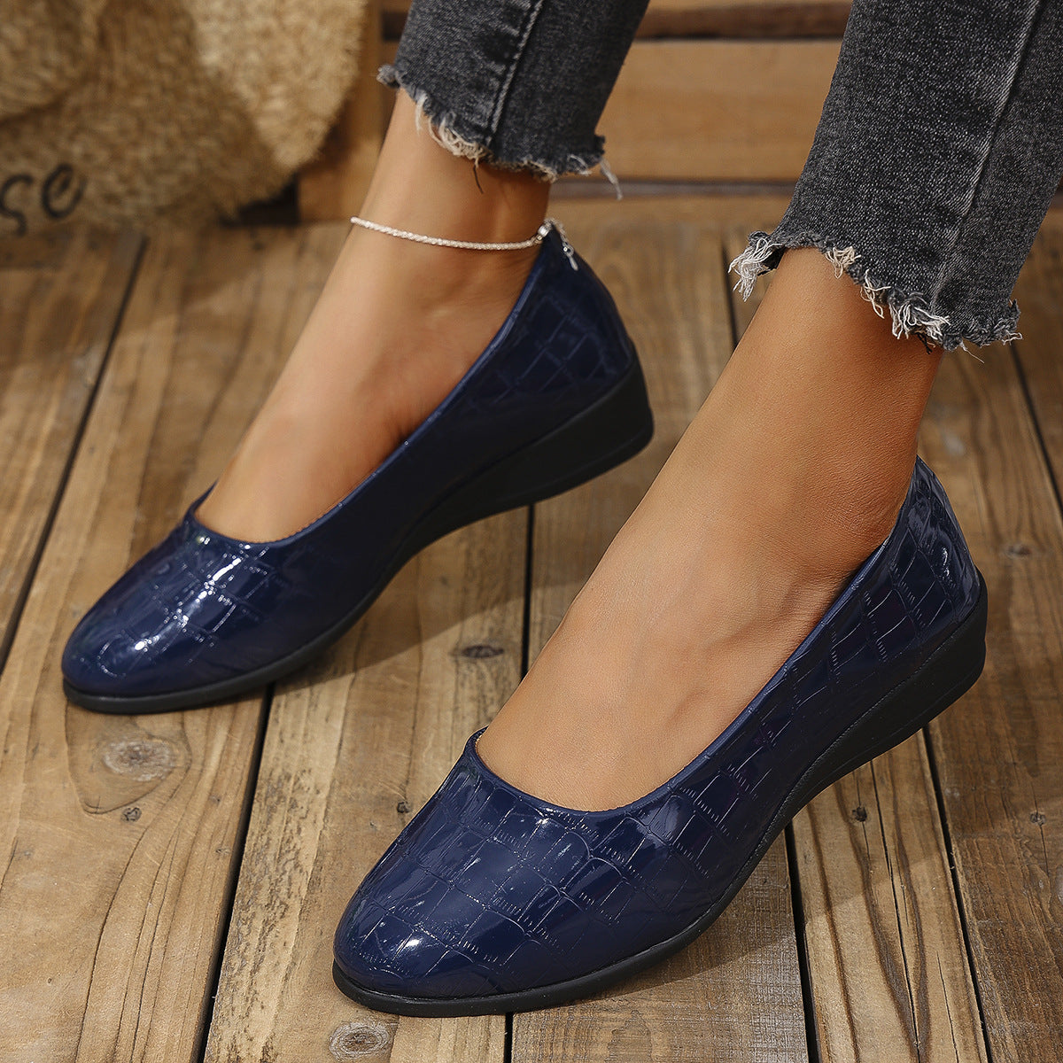 Women Comfortable Wedge Slippers with Shiny Upper Material Ivyshape
