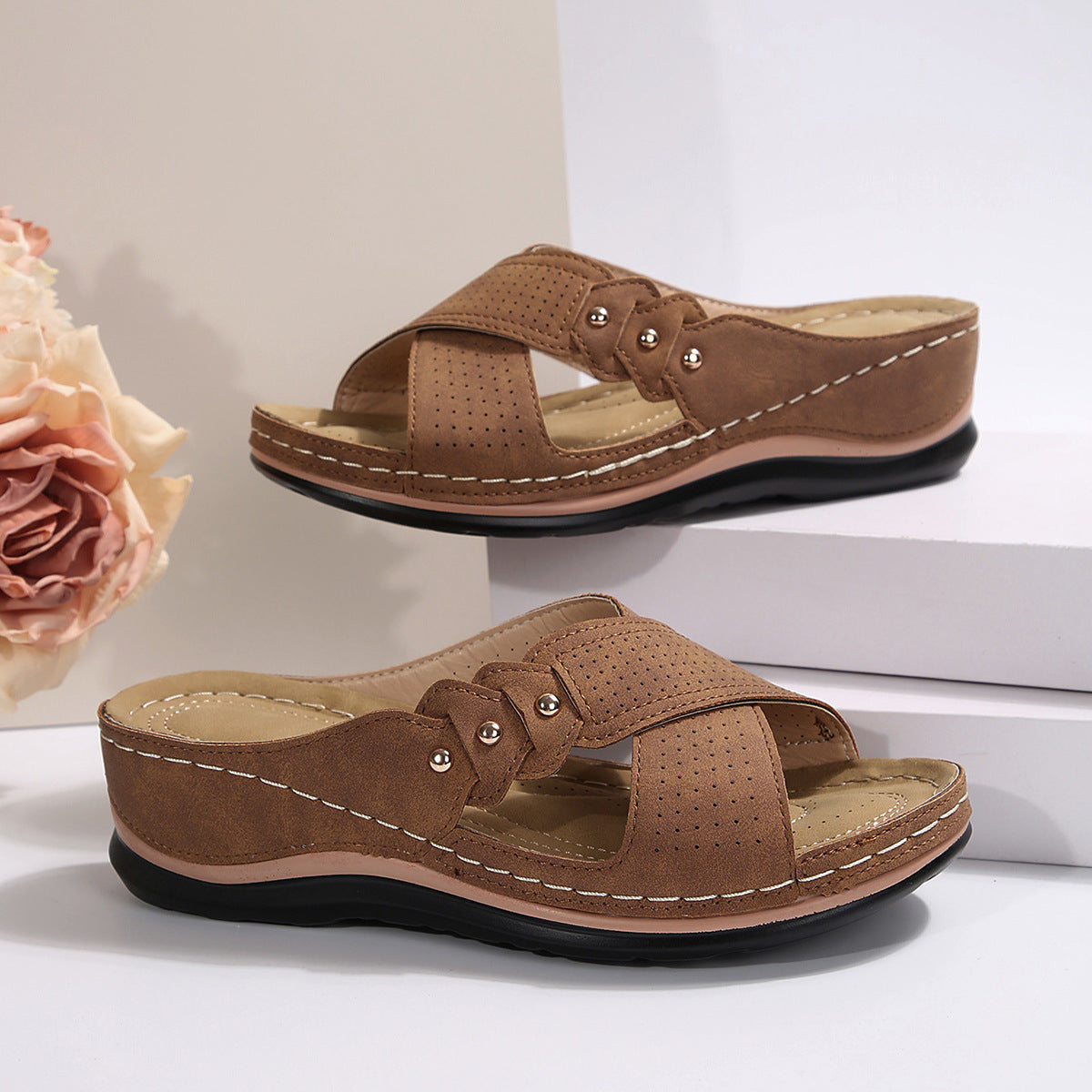 Women Fantastic Comfort Sandals with Breathable Inserts and Fashionable Cut Ivyshape