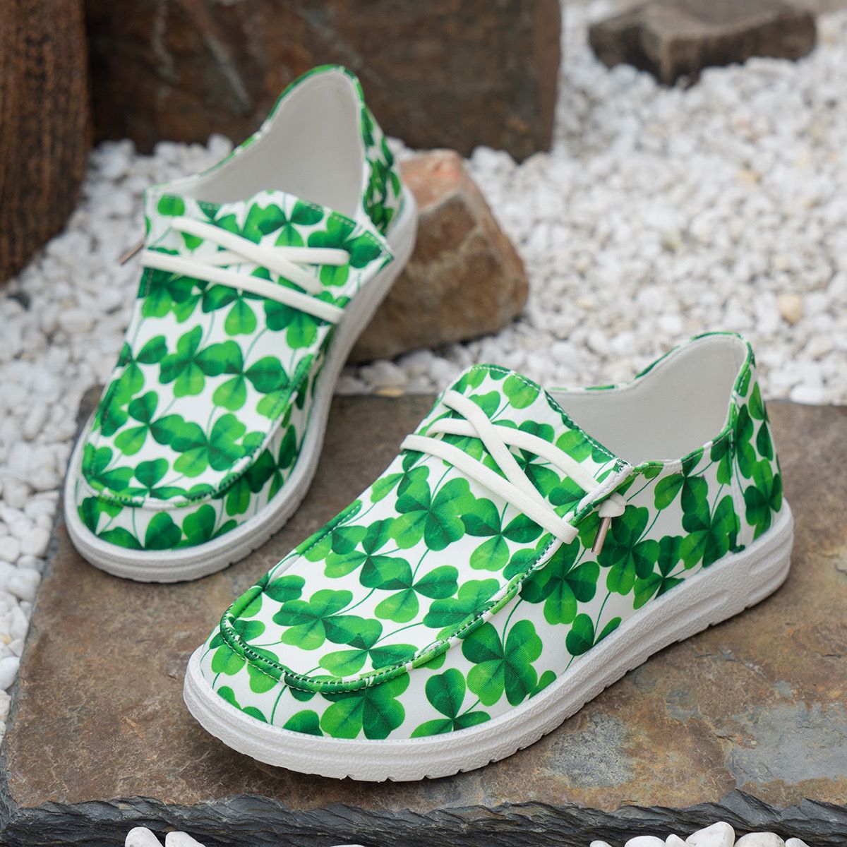 Ladies casual shoes with cheerful cloverleaf design Ivyshape