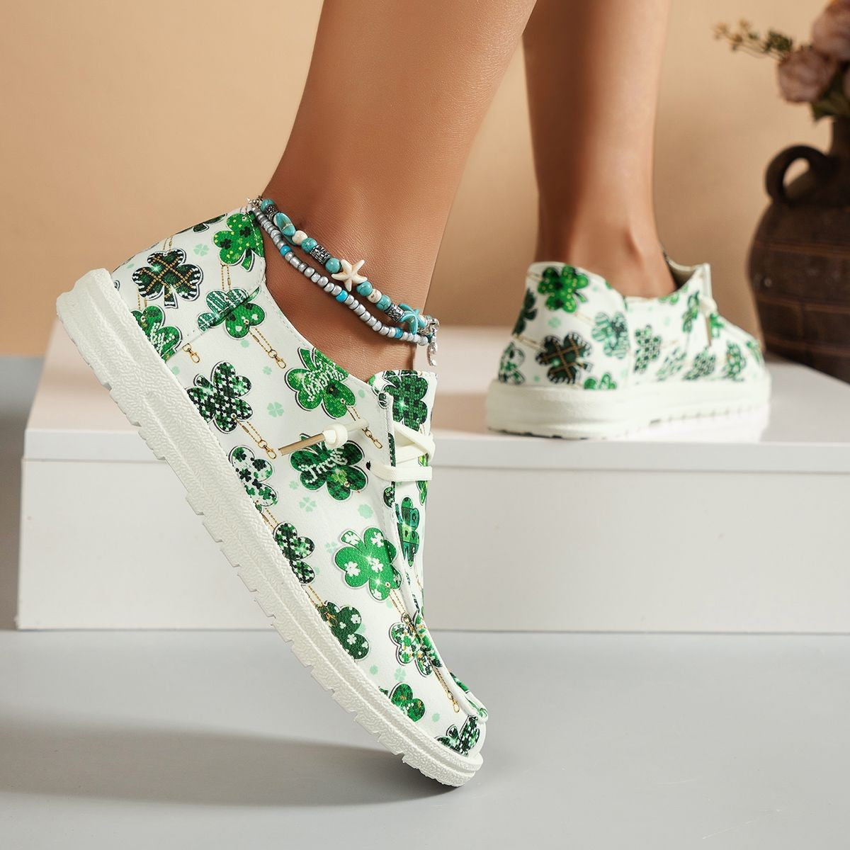 Ladies casual shoes with cheerful cloverleaf design Ivyshape