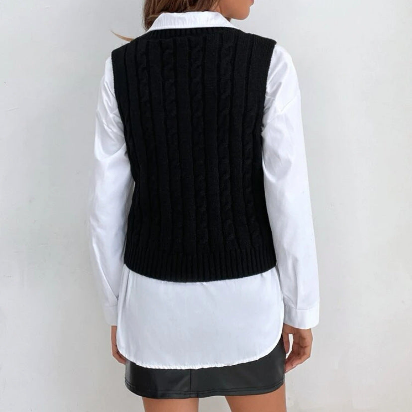 Women's knit vest with V-neck and exclusive cable pattern Ivyshape