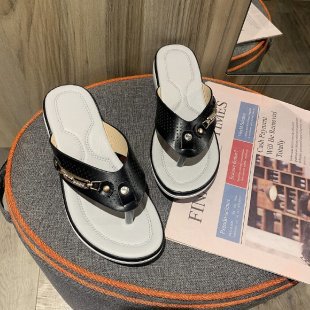 Ladies fashion-friendly thong sandals with ergonomic footbed and fashionable accents Ivyshape