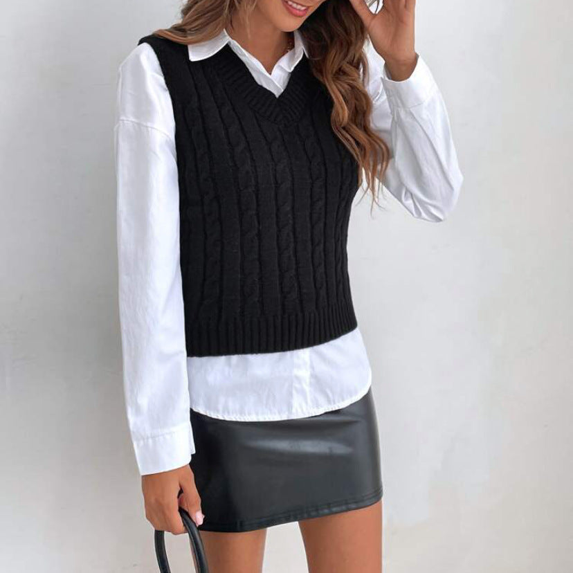 Women's knit vest with V-neck and exclusive cable pattern Ivyshape