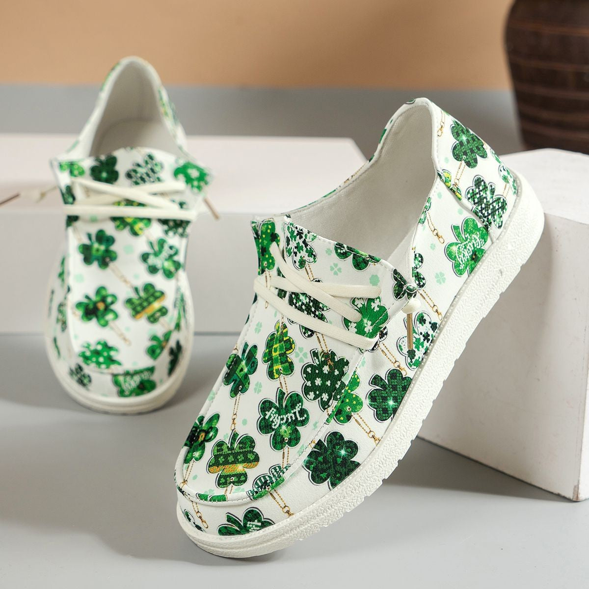 Ladies casual shoes with cheerful cloverleaf design Ivyshape