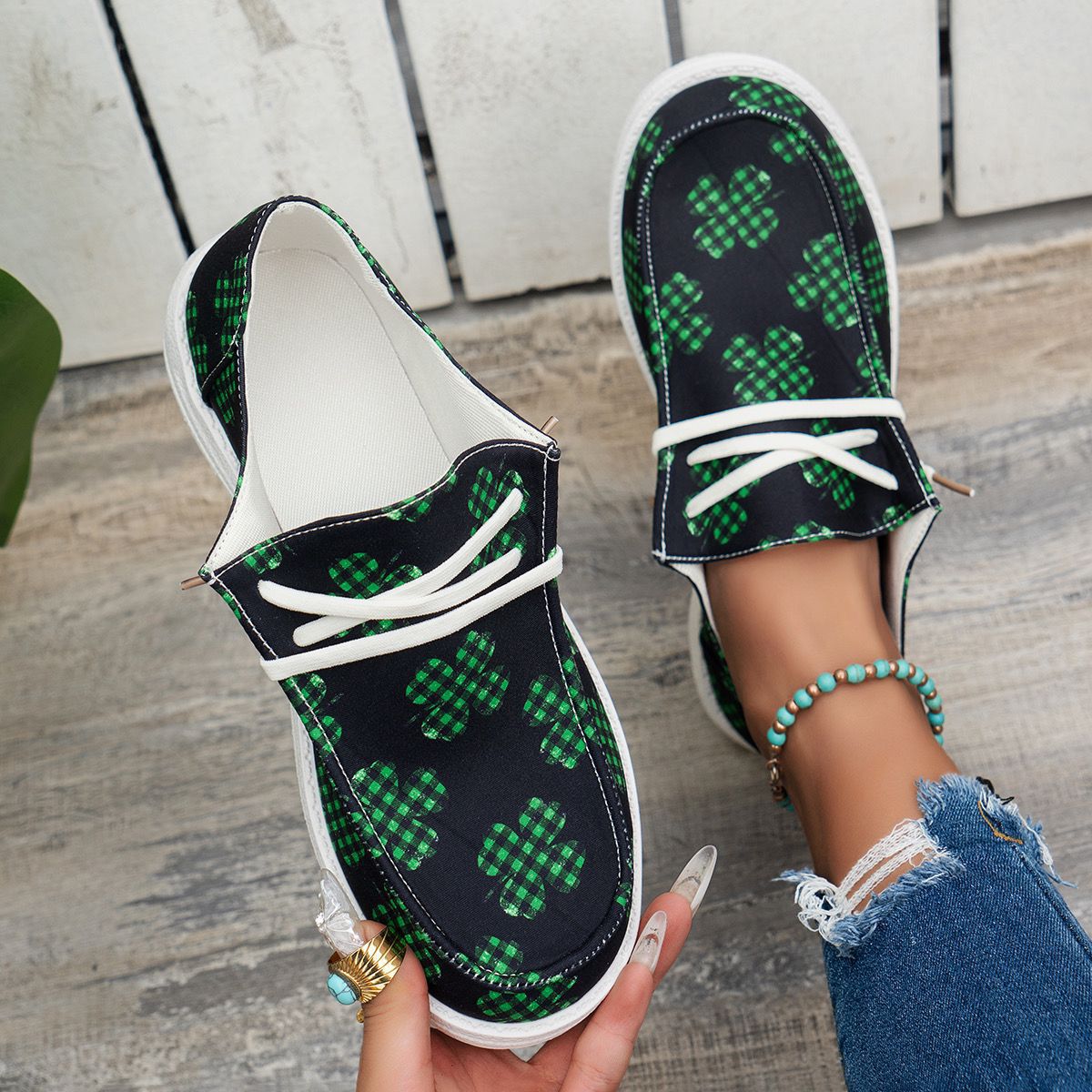 Ladies casual shoes with cheerful cloverleaf design Ivyshape