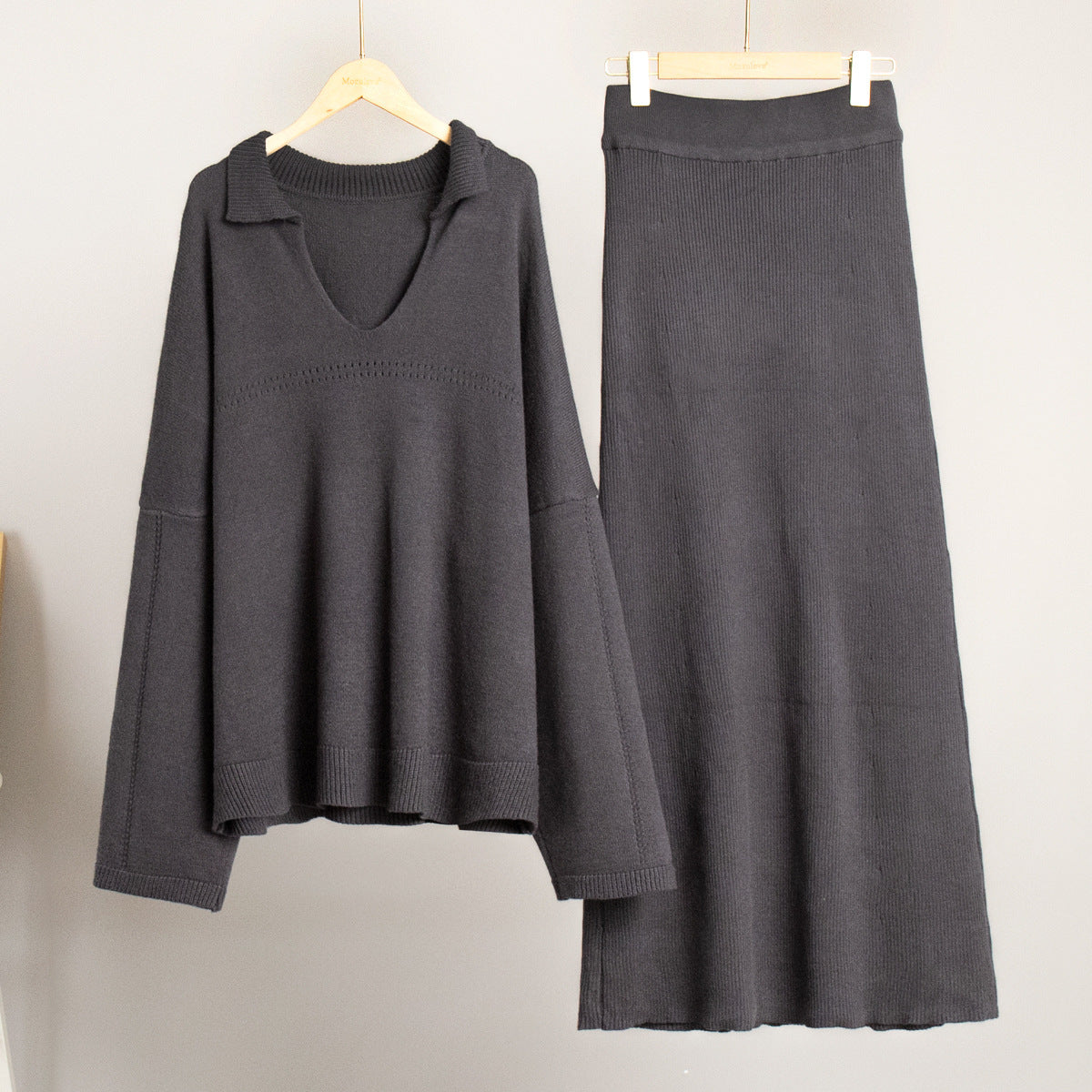 Ladies' fashionable knitted ensemble with a loose fit and deep V-neck Ivyshape