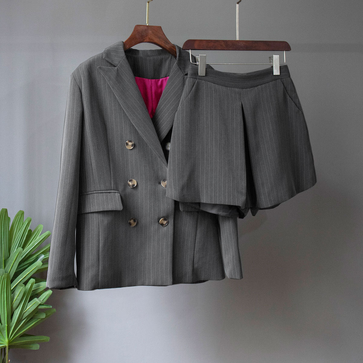 Women Elegant two-piece suit set with fitted blazer and shorts Ivyshape