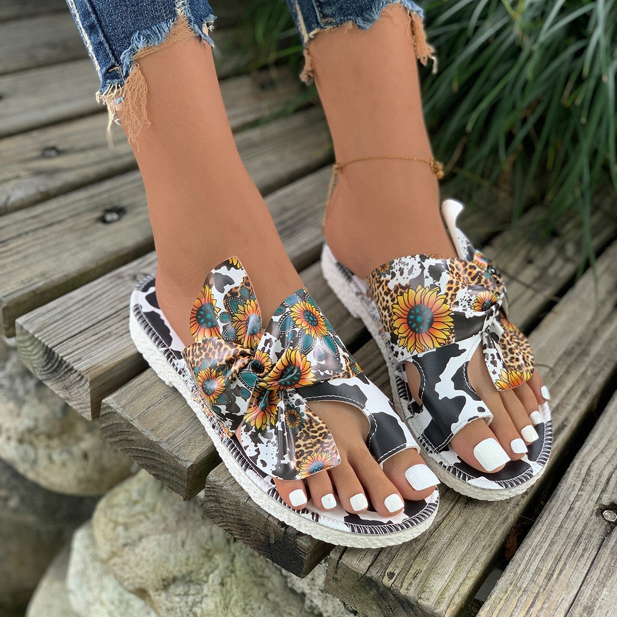Ladies clogs with intricate floral pattern and comfortable footbed Ivyshape